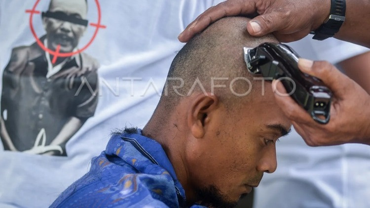 Warga Desa Kohod Ramai-ramai Cukur Gundul Usai Kades Kohod Arsin Ditahan Bareskrim Polri: Sebagai Bentuk Rasa Syukur
            - galeri foto