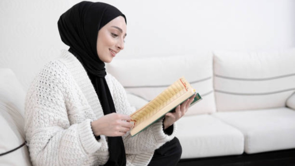 Ilustrasi wanita membaca Al Quran tanpa Wudhu
