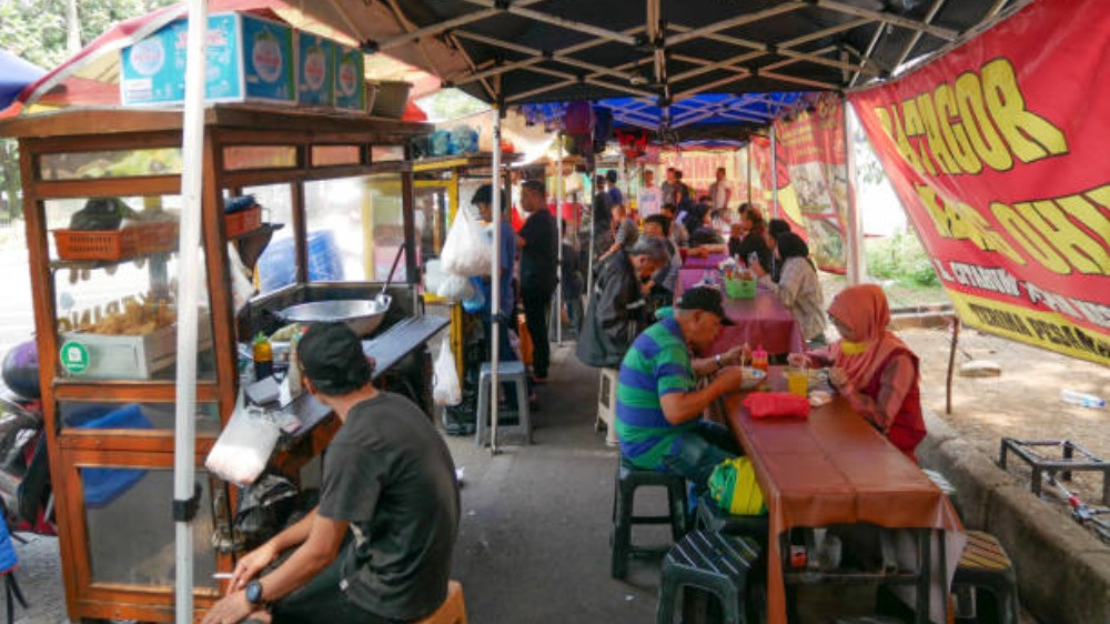 Ilustrasi sejumlah pedagang buka warung makan di siang hari di tengah pelaksanaan puasa Ramadhan