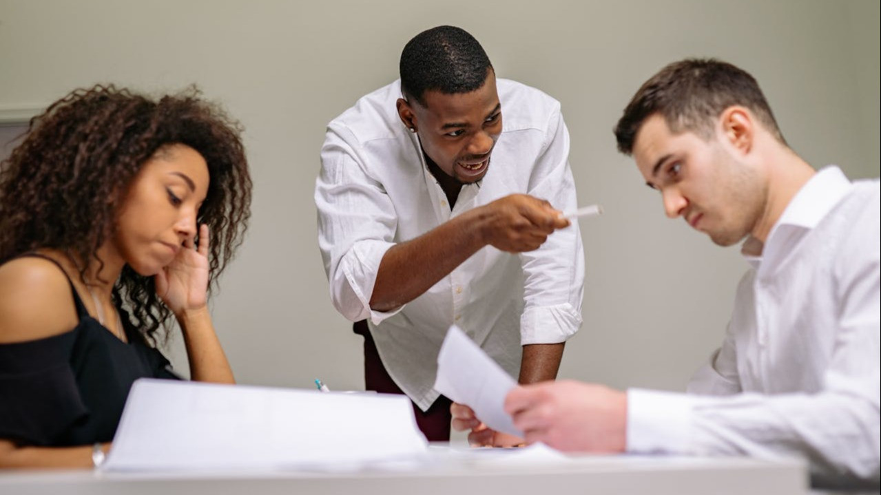 Ilustrasi dimarahi bos