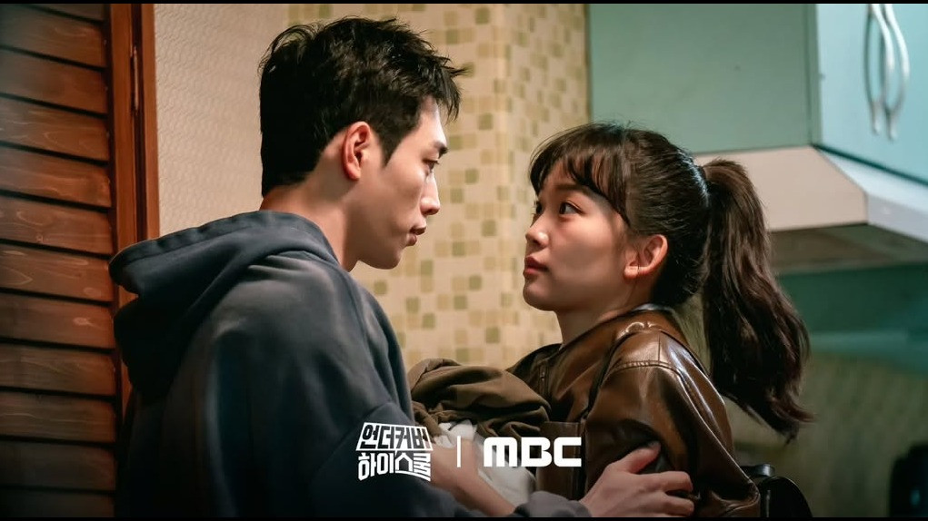 Seo Kang Joon dan Jin Ki Joo dalam drama Korea Undercover High School