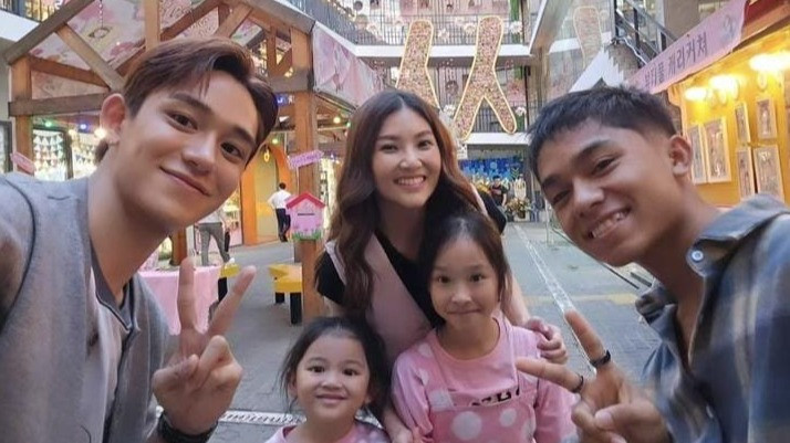 Sarwendah dan anak-anaknya bersama Lucas eks NCT