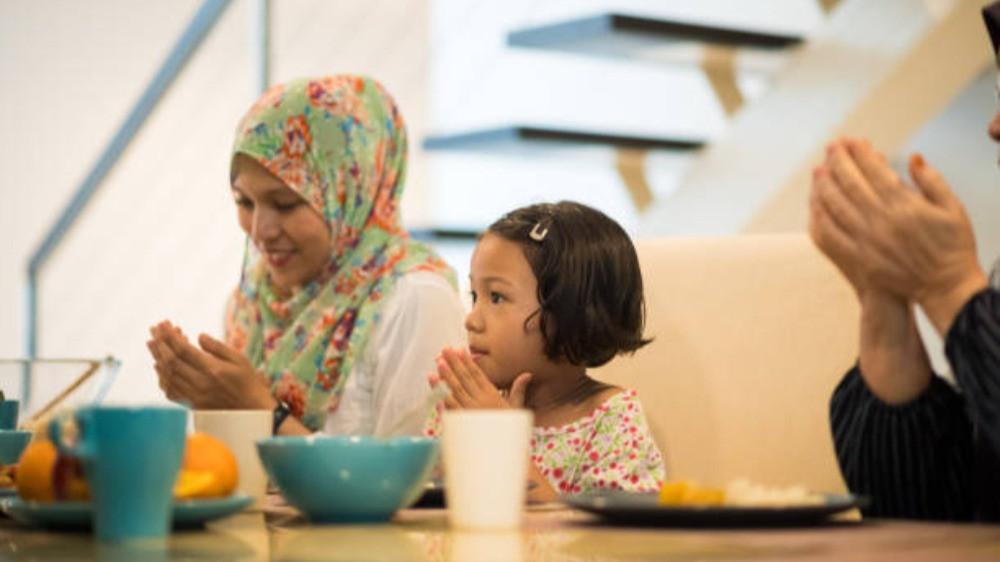 Ilustrasi orang tua melatih anak puasa Ramadhan