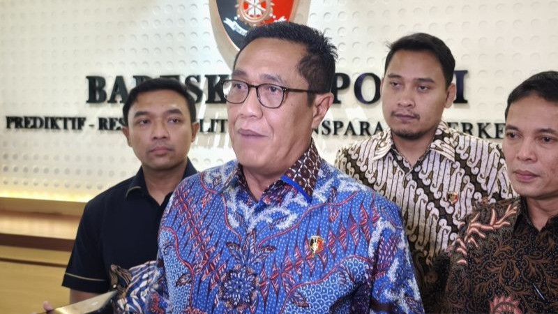Direktur Tindak Pidana Umum (Dirtipidum) Bareskrim Polri Brigjen Pol. Djuhandhani Rahardjo Puro (kedua dari kiri) menemui awak media di Gedung Bareskrim Polri, Jakarta, Jumat (28/2/2025).