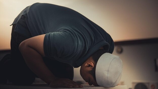 Ilustrasi sujud saat shalat Tahajud