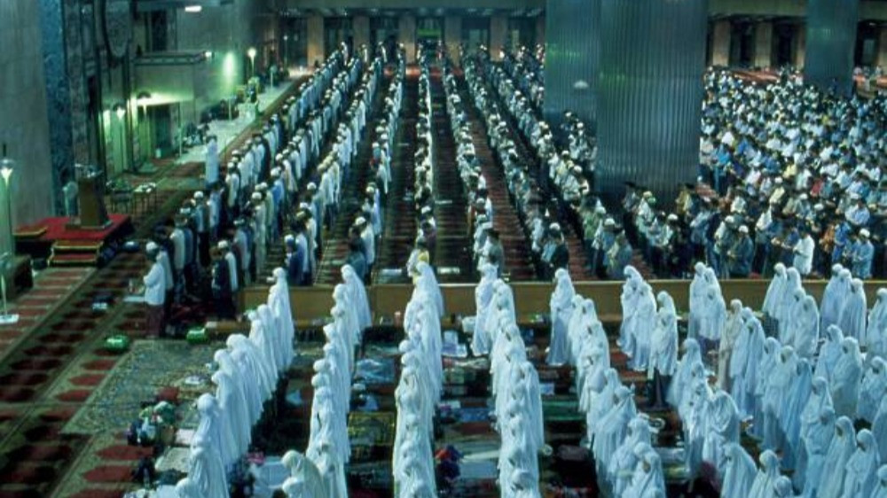 Ilustrasi wanita shalat Tarawih berjamaah di Masjid Istiqlal