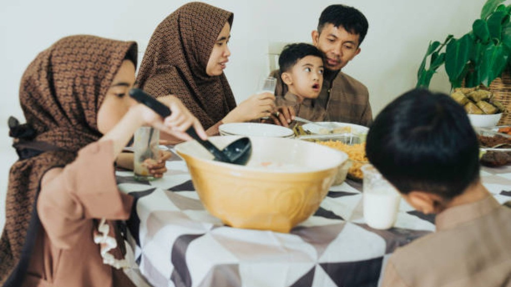 Ilustrasi sahur sebelum imsak