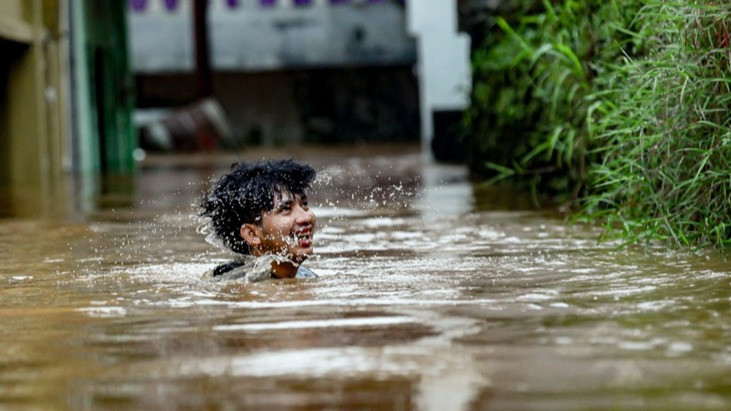 Warga di tengah banjir di Jakarta, Selasa (4/3/2025)