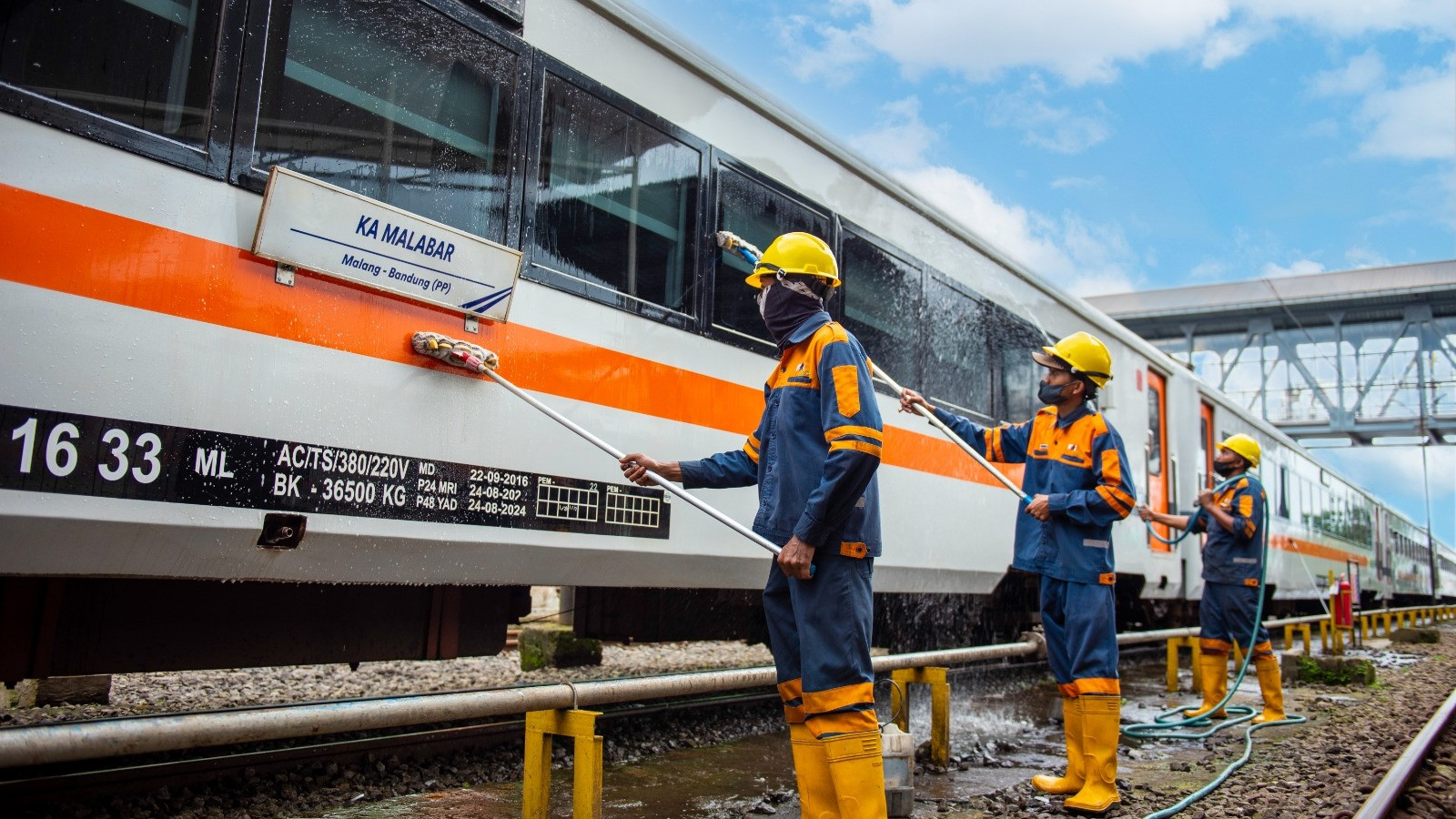 KAI Services melakukan berbagai persiapan untuk memberikan pelayanan terbaik kepada para penumpang yang akan melakukan perjalanan mudik di masa lebaran.