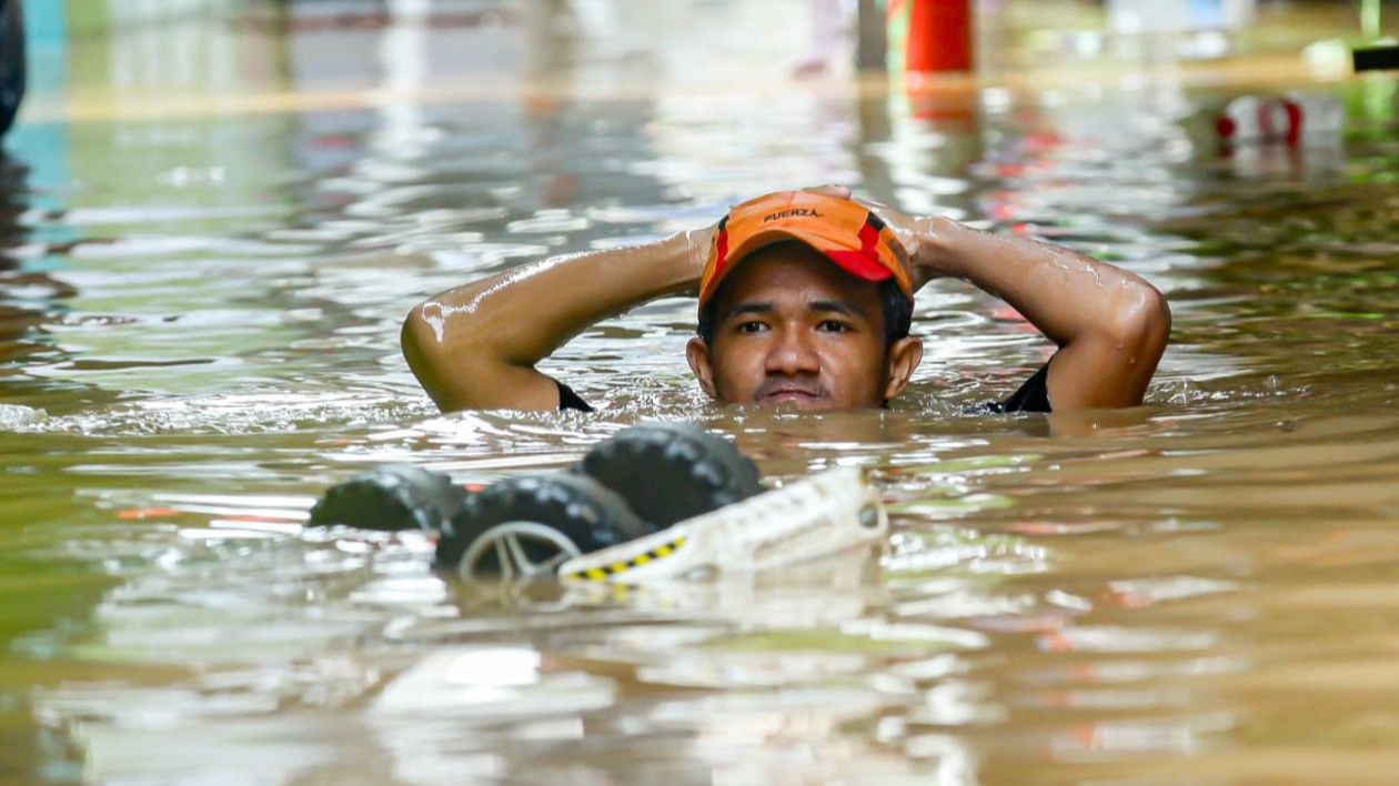 Banjir merendam perkampungan padat dengan ketinggian satu hingga dua meter, petugas kepolisian dan BNPB mengevakuasi warga yang terjebak banjir, di Kebon Pala dua, Jakarta Timur, Selasa (4/4/2025)
