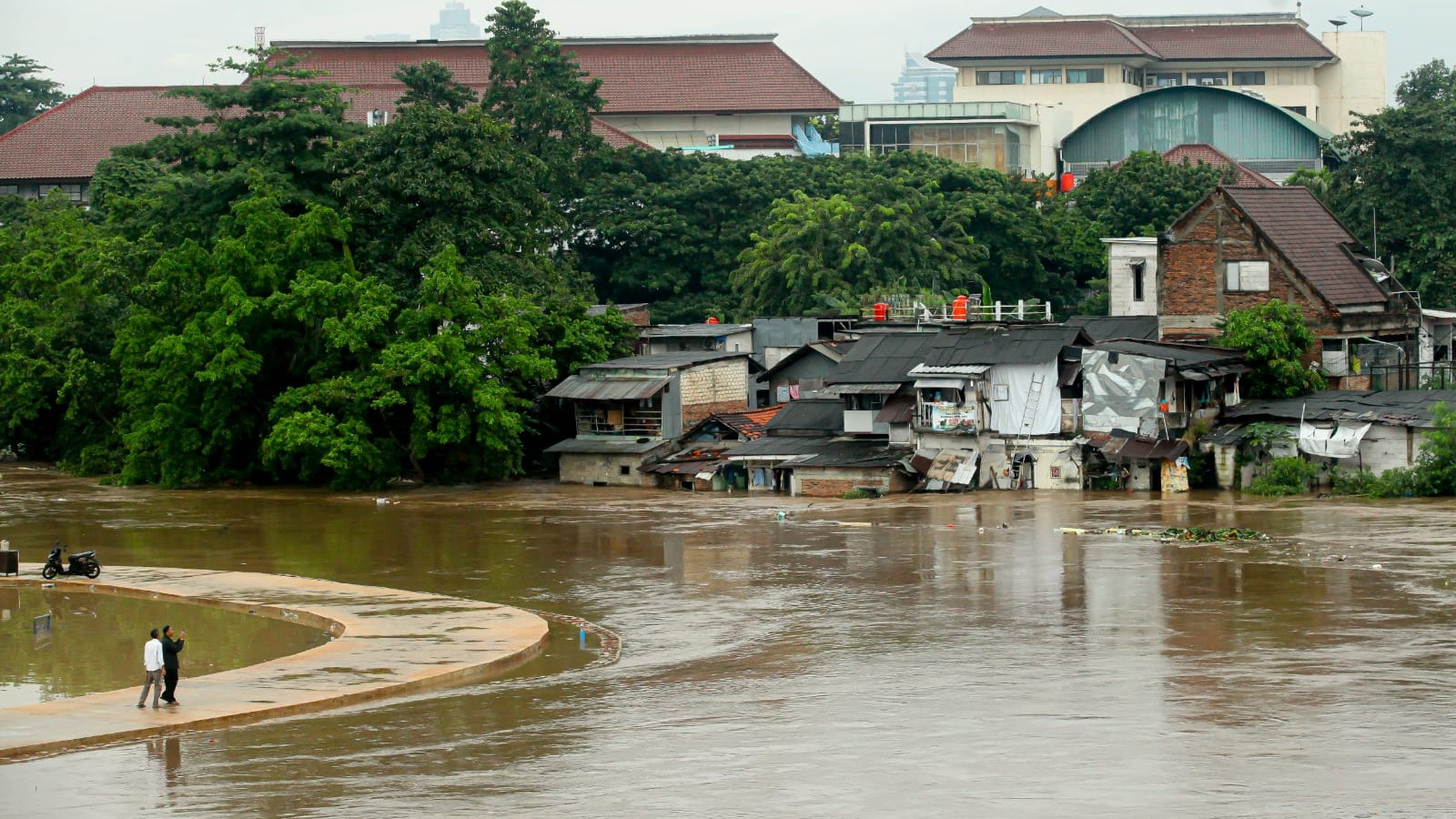Banjir akibat luapan Sungai Ciliwung usai hujan deras semalam di Cililitan Kecil, Jakarta Timur, Selasa (4/3/2025).