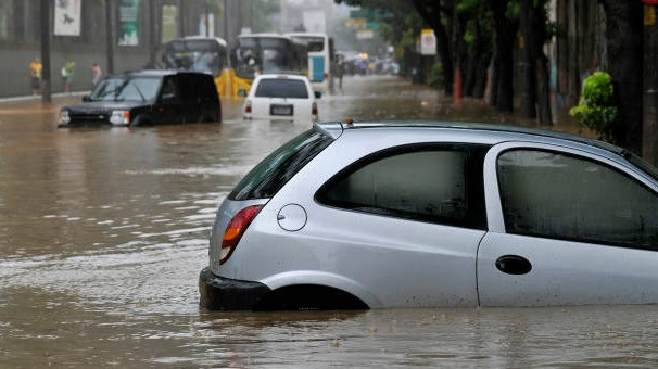 Ilustrasi mobil kena banjir