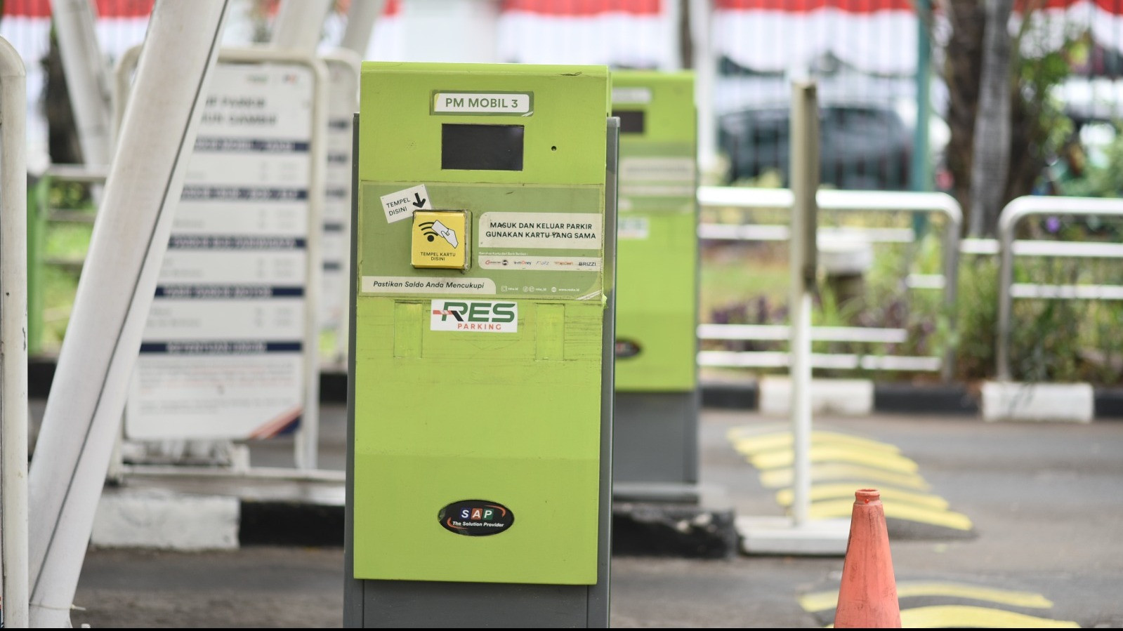KAI Services melalui layanan Resparking memberikan kebijakan free tarif parkir untuk masyarakat yang motornya terdampak banjir di area parkir motor Stasiun Bekasi