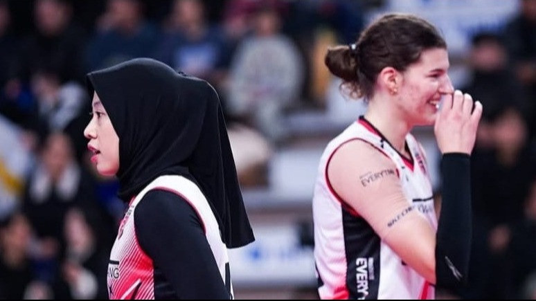 Foto dua pemain Red Sparks, Megawati Hangestri dan Vanja Bukilic