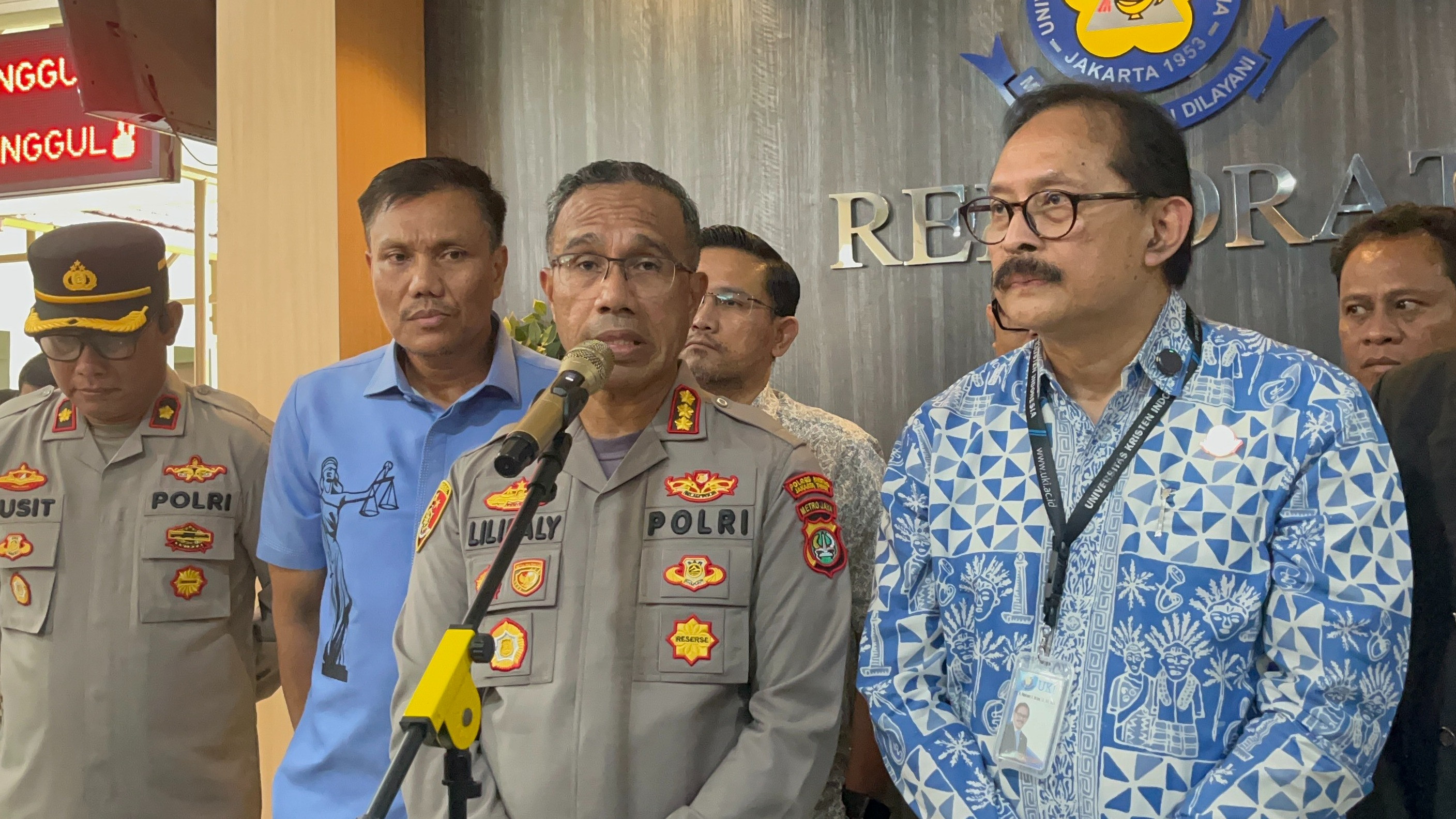 Kapolres Metro Jakarta Timur, Kombes Pol Nicolas Ary Lilipaly kepada awak media soal kasus mahasiswa UKI tewas diduga dikeroyok.