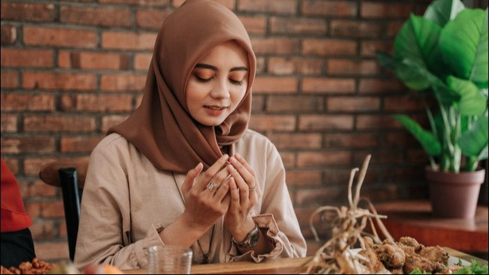 Ilustrasi membaca niat qadha puasa Ramadhan