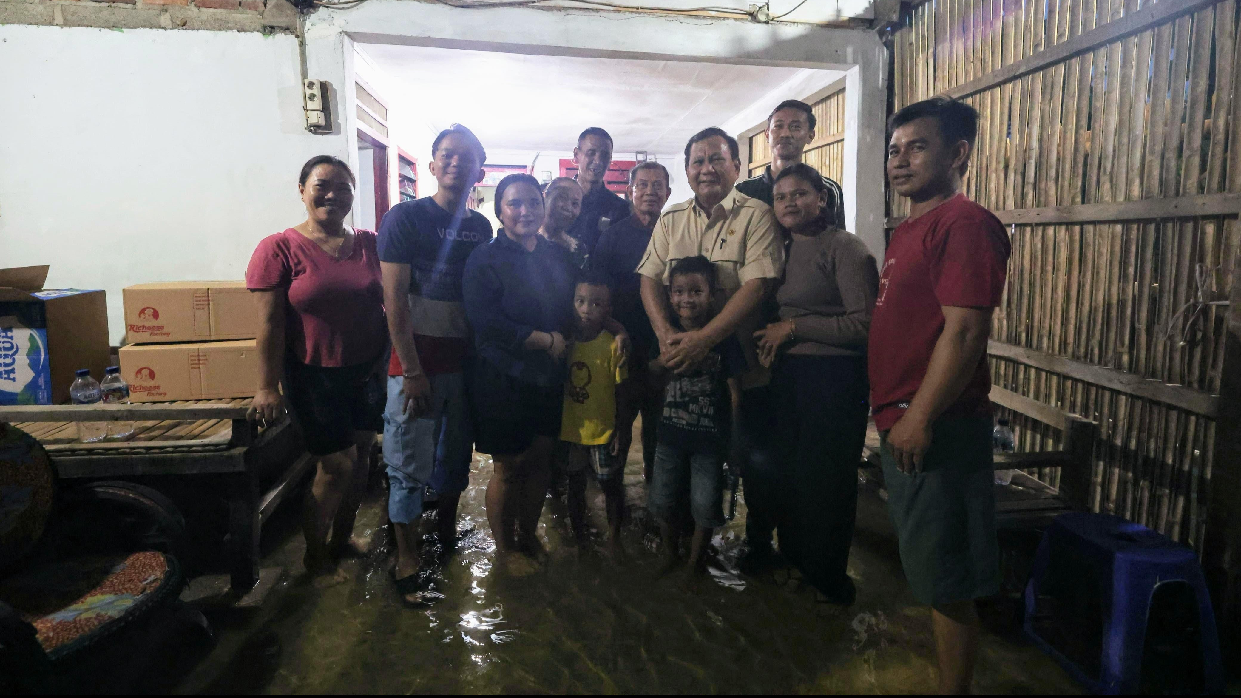 Momen Hangat Prabowo saat Tinjau Warga Terdampak Banjir di Kabupaten Bekasi