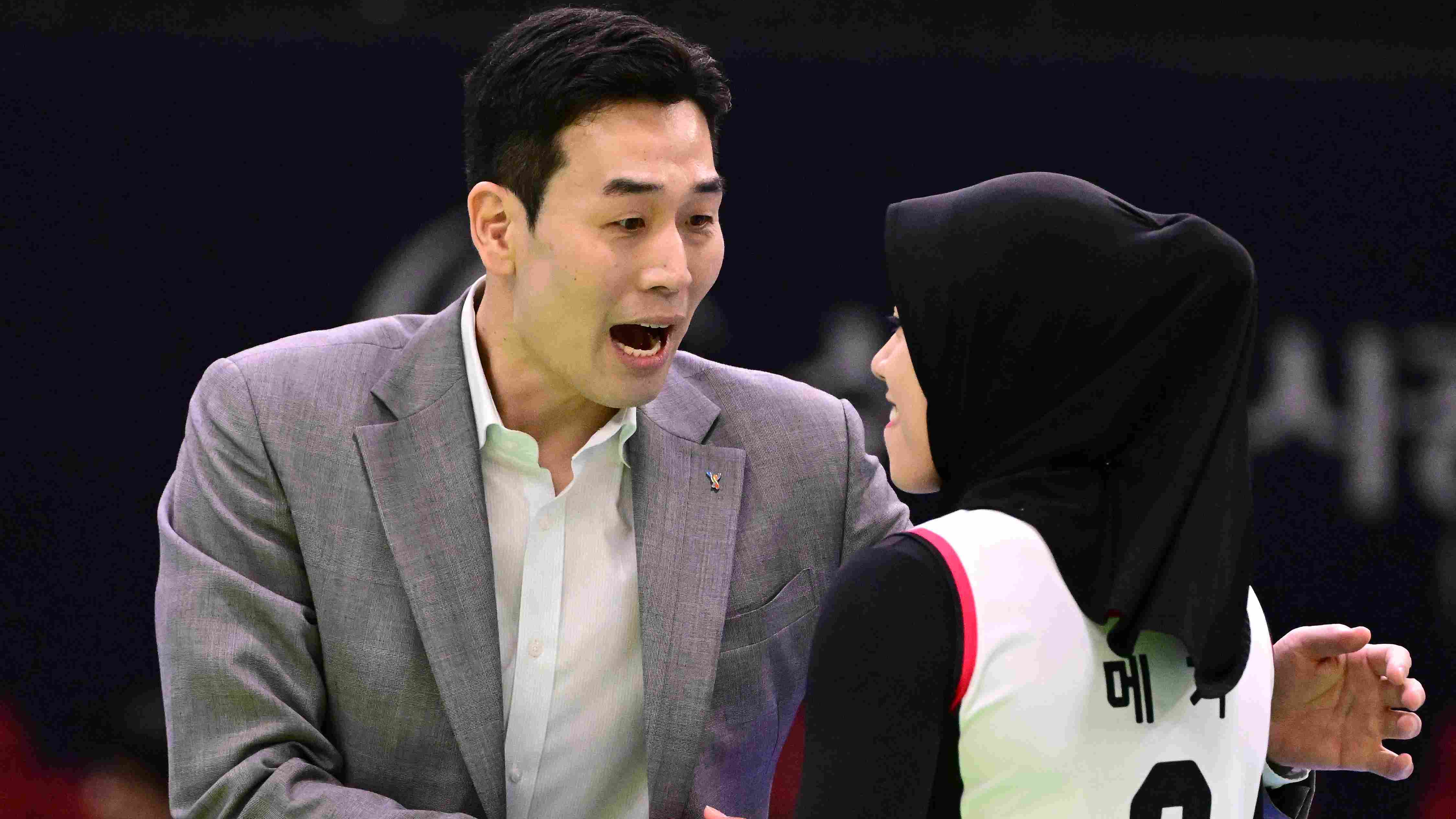 Megawati Hangestri dan pelatih Red Sparks Ko Hee-jin