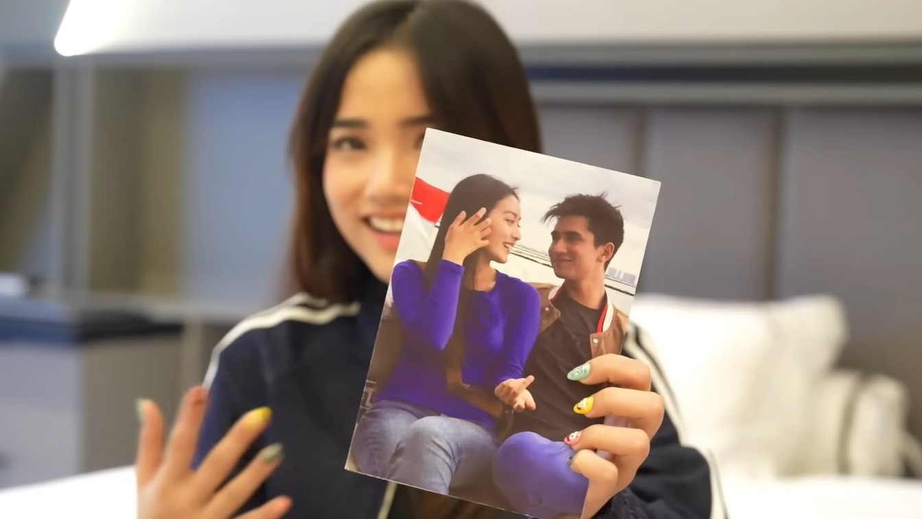 Fuji memegang foto Verrell Bramasta dan Natasha Wilona
