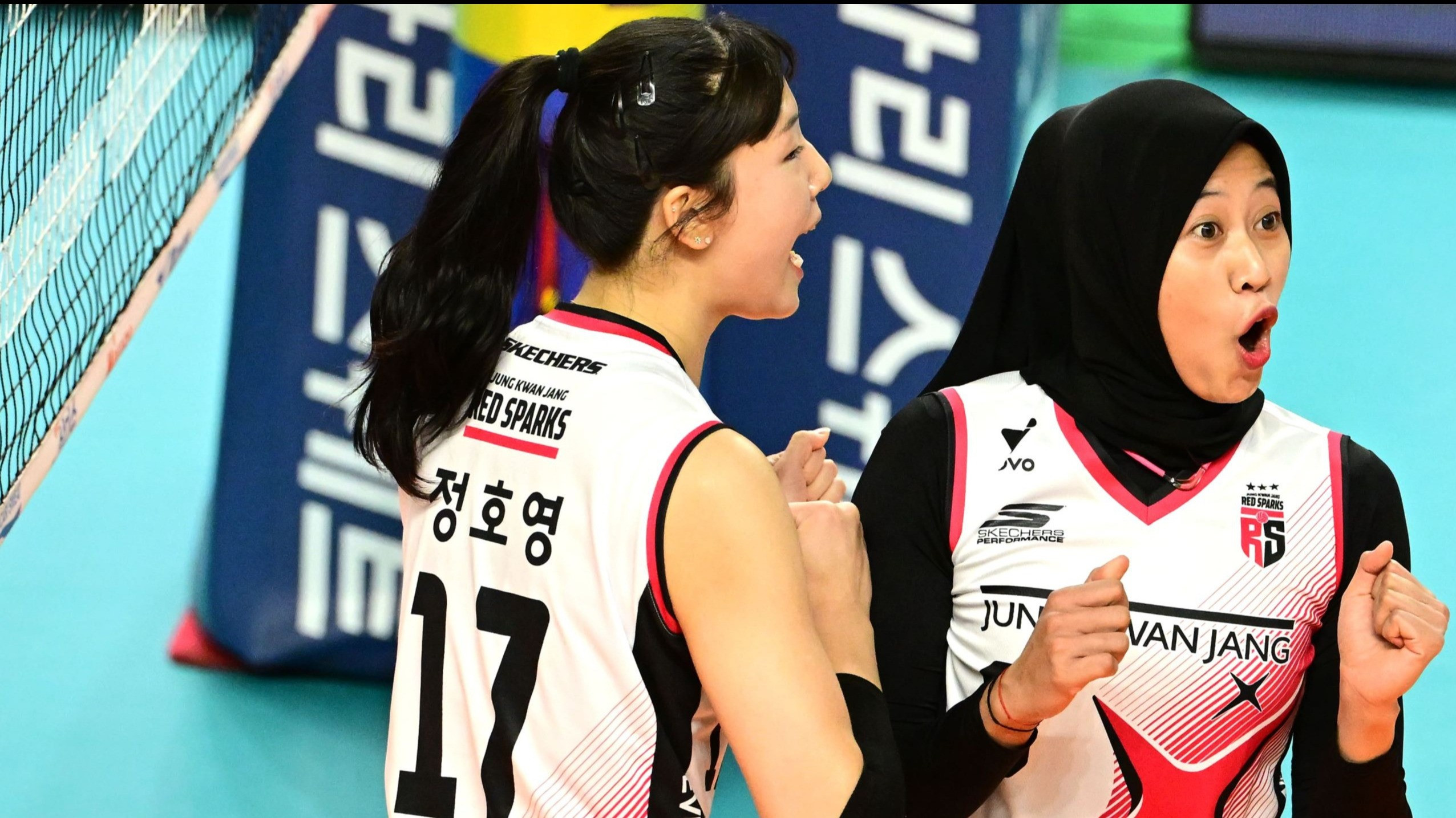 Megawati Hangestri dan middle blocker Red Sparks Jung Ho-young.