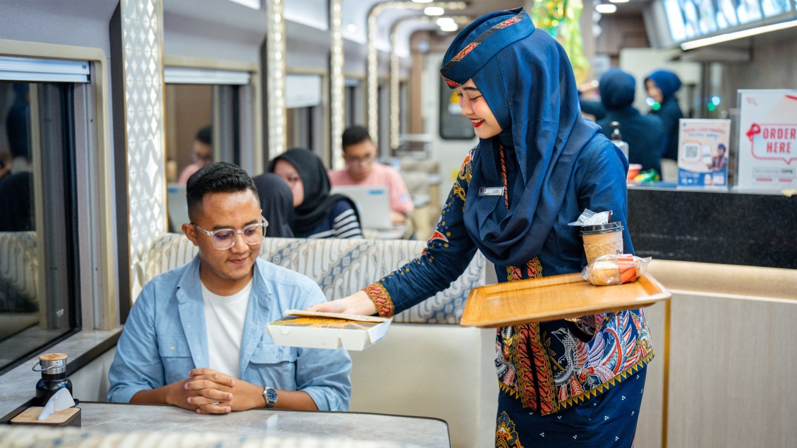 KAI Services berkomitmen untuk memberikan layanan terbaik bagi para penumpang kereta api, termasuk dalam menyediakan fasilitas buka puasa dan sahur selama perjalanan menuju kampung halaman.