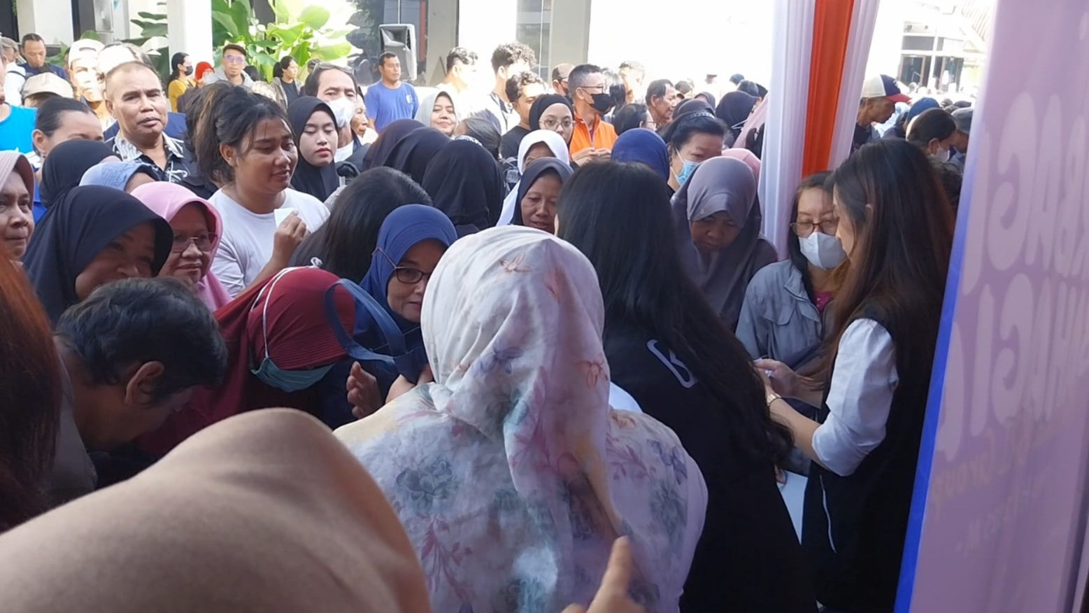 Warga rela antri untuk mendapatkan paket sembako lebaran di salah satu bank BUMN di Jalan Cik Di Tiro Yogyakarta.