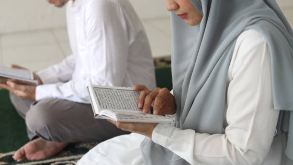 Ilustrasi membaca Al-Quran