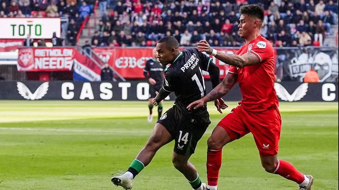 Mees Hilgers di Laga Twente Vs Feyenoord