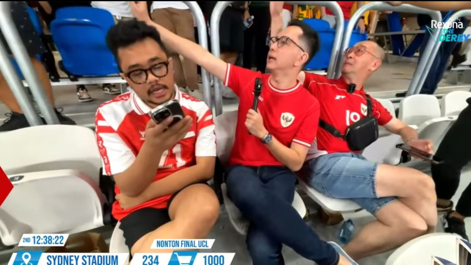 Coach Justin kena semprot suporter saat siaran langsung di Sydney