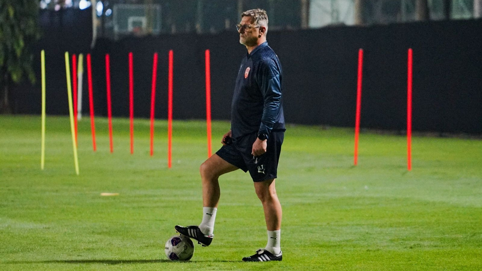 Tiba di Indonesia, Timnas Bahrain Gelar Latihan Perdana dengan Hanya Dihadiri 14 Pemain
            - galeri foto