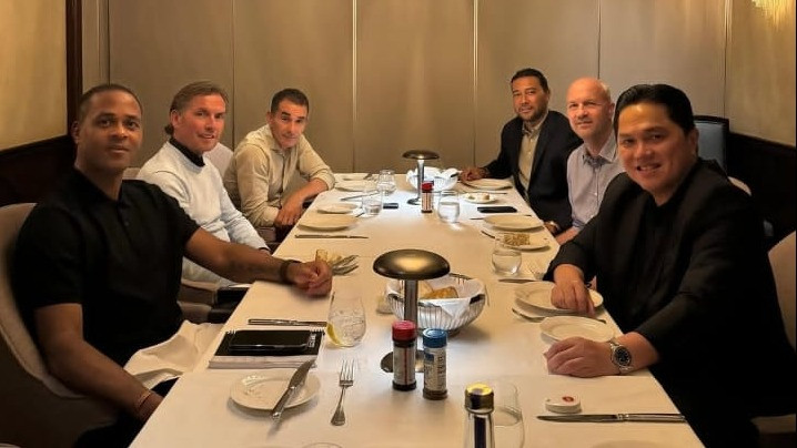 Erick Thohir menemui pelatih Timnas Indonesia, Patrick Kluivert dan para asistennya, Alex Pastoor hingga Denny Landzaat.