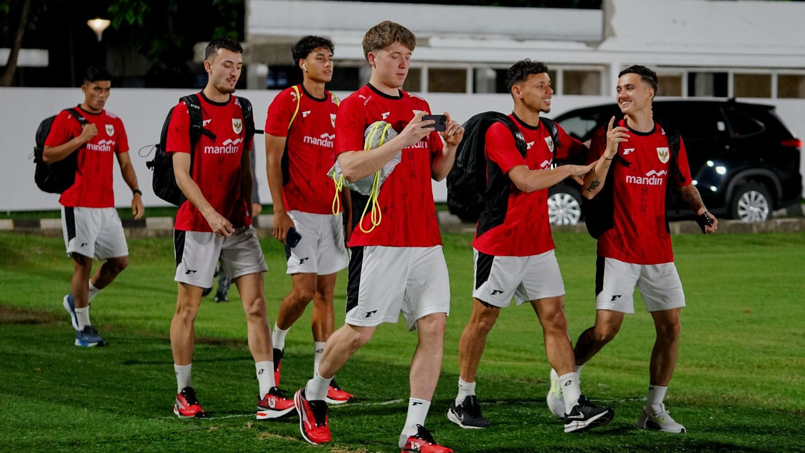 Intip Foto Latihan Timnas Indonesia, Minggu, 23 Maret 2025: Mees Hilgers Dicoret, Ole Romeny Sudah Gabung
            - galeri foto