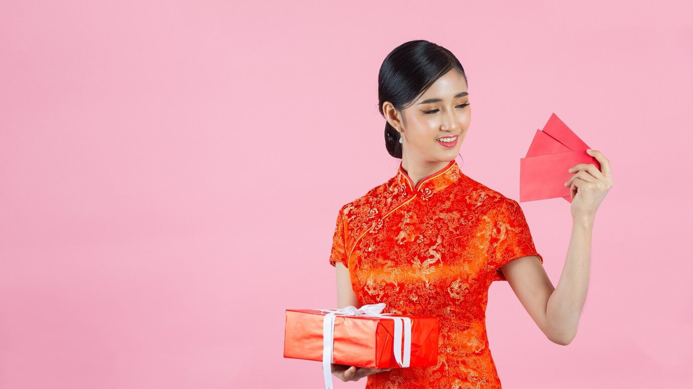 Ilustrasi Wanita Memegang Angpao