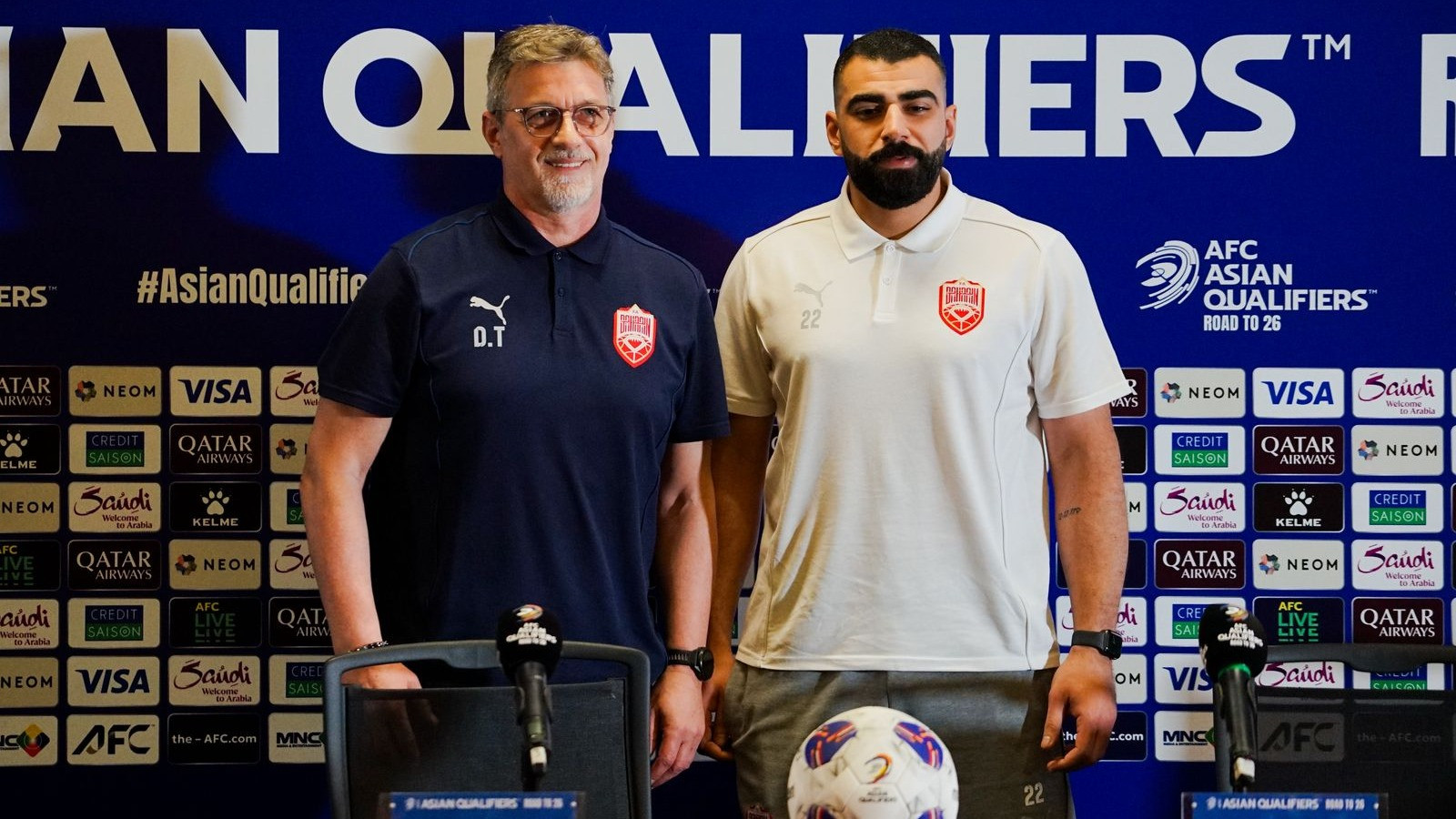 Pelatih dan Pemain Bahrain, Dragan Talajic dan Ebrahim Lutfalla saat memberikan keterangan di Pre-Match Press Conference di Ruang Konferensi Pers, Stadion Utama Gelora Bung Karno, Jakarta, Senin (24/03/2025)