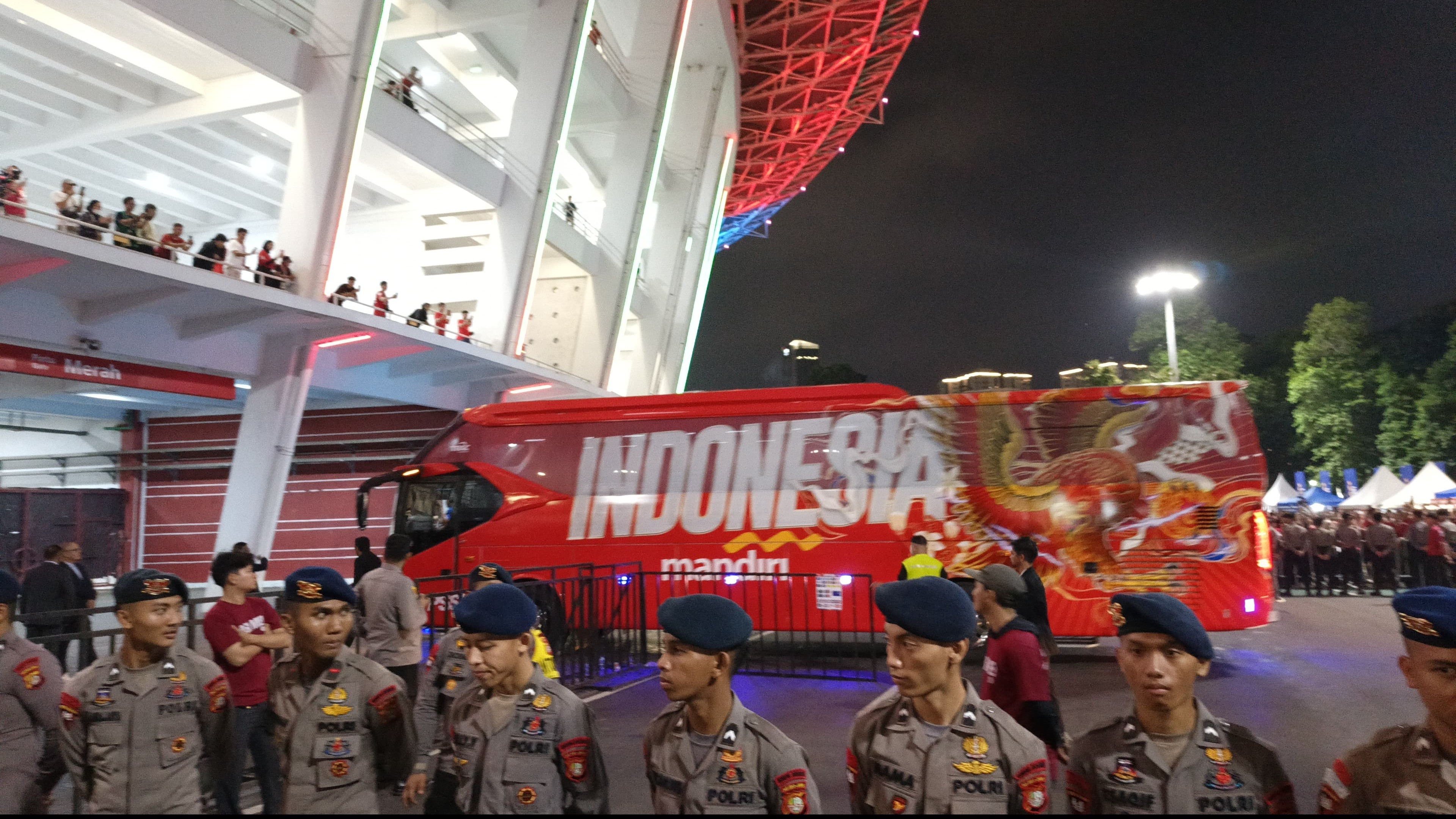 Bus Pemain Timnas Indonesia Tiba di Stadion GBK