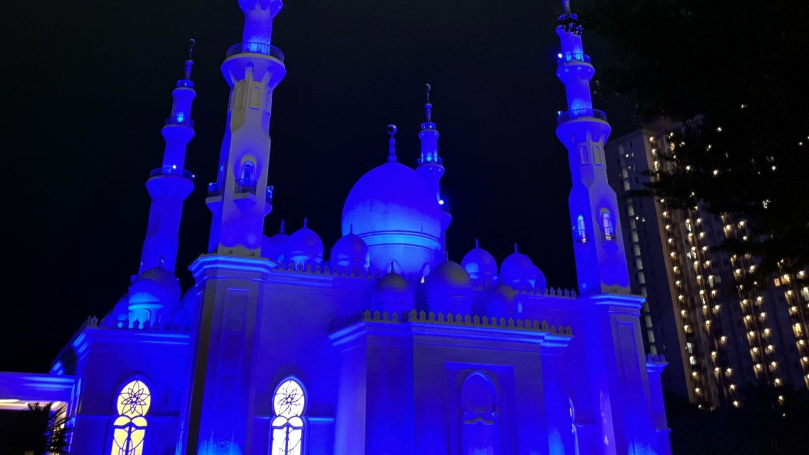 PT Alamtri Resources Indonesia Tbk (AlamTri) menggelar acara buka puasa bersama 1.000 anak yatim di Masjid At- Thohir.
