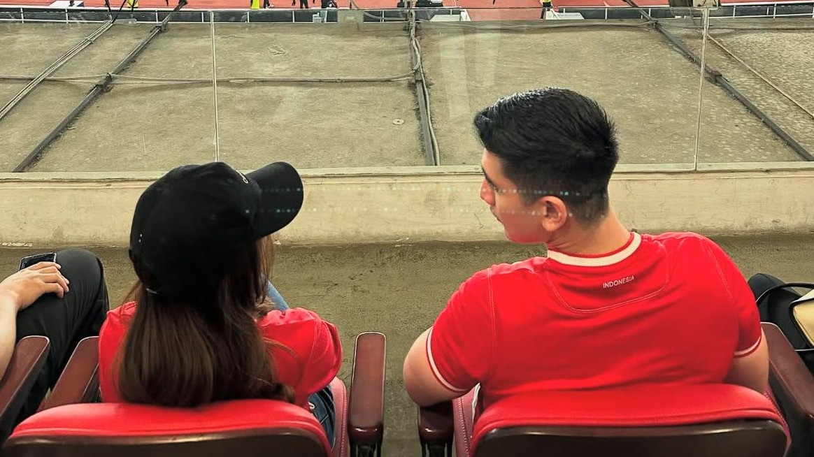 Fuji dan Verrell Bramasta nonton Timnas Indonesia vs Bahrain di GBK
