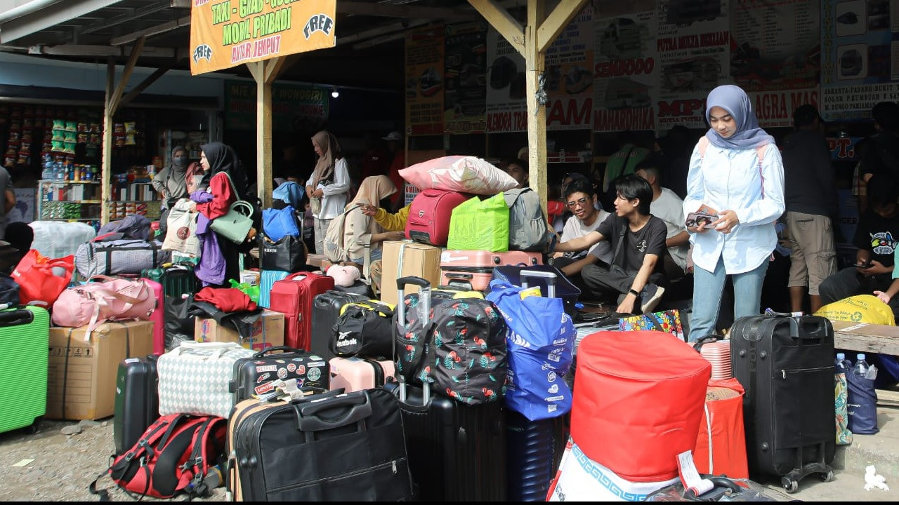 Terminal Pondok Pinang, Jakarta Selatan, mulai dipadati pemudik yang hendak pulang ke kampung