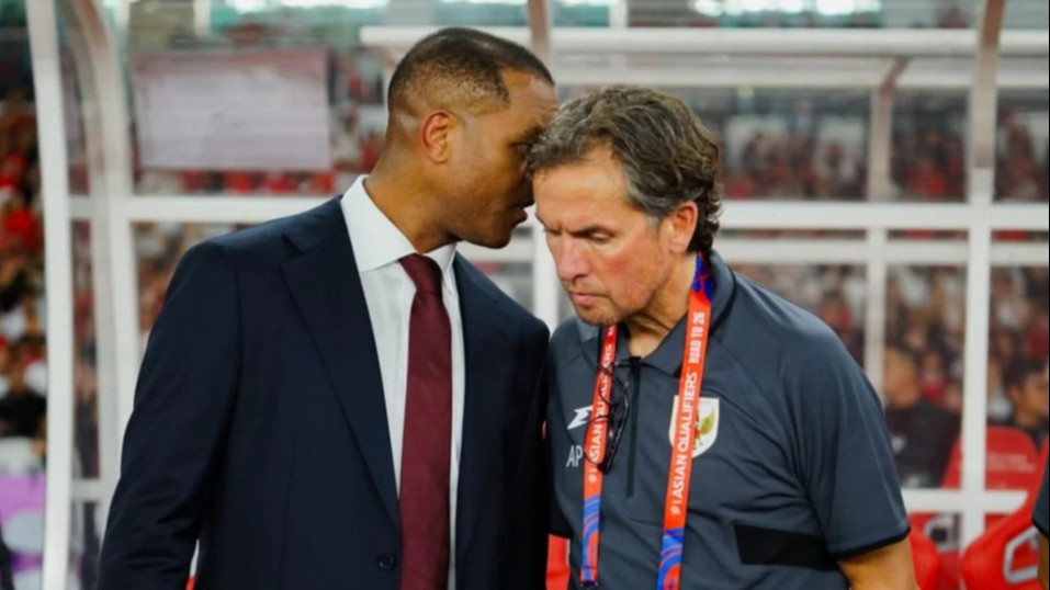 Patrick Kluivert (kiri) dan Alex Pastoor (kanan)