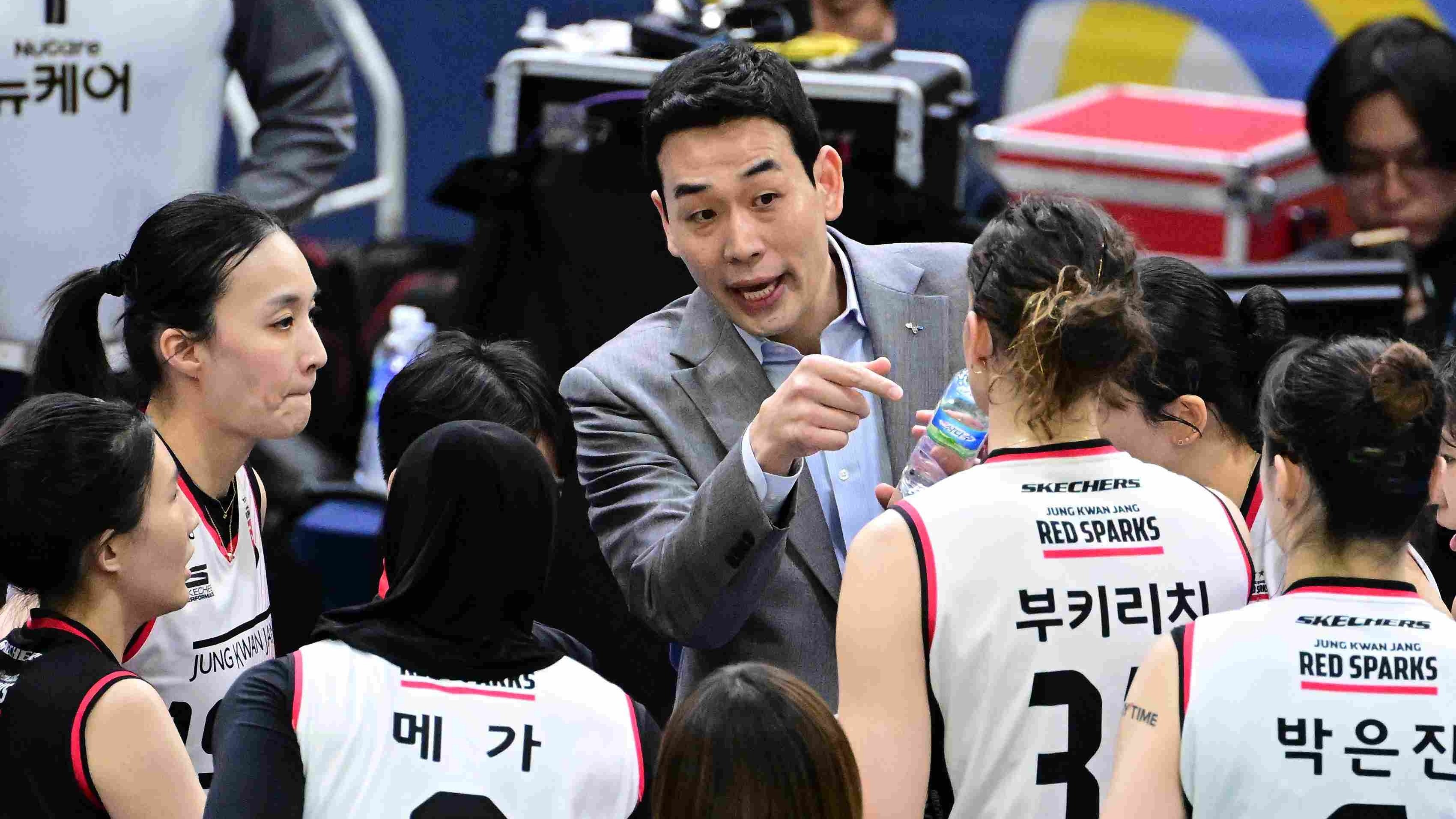 Ko Hee-jin memberikan instruksi kepada pemain Red Sparks, Megawati Hangestri, Vanja Bukilic dan Park Eun-jin.