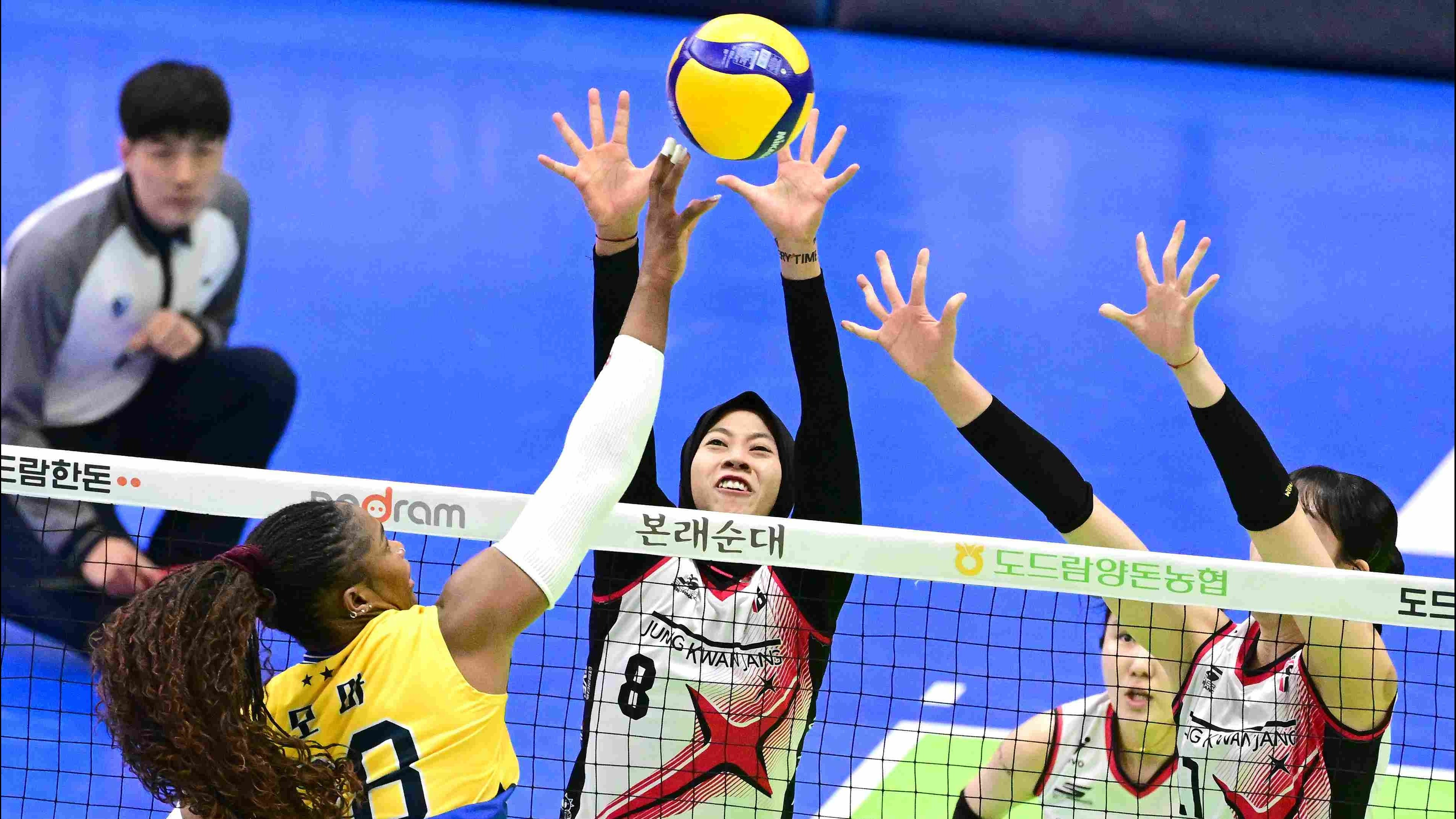 Duel Moma dengan Megawati Hangestri dalam pertandingan Red Sparks vs Hyundai Hillstate.