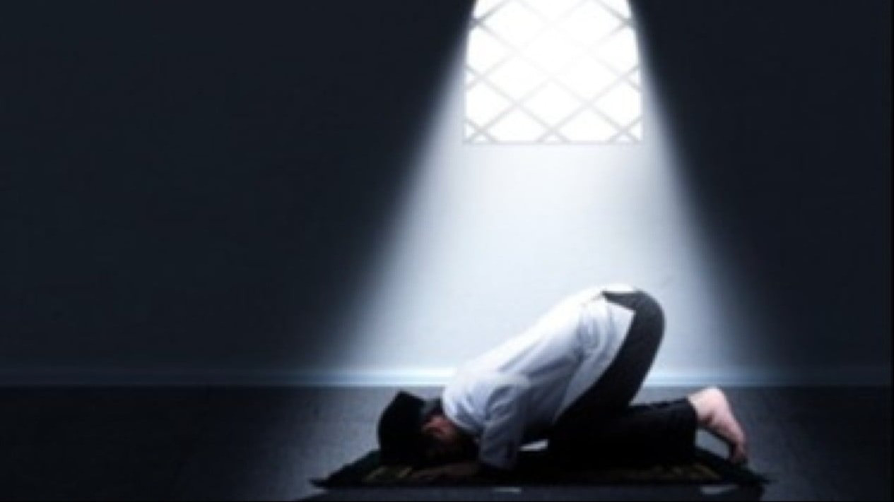 Belajar Shalat Tahajud, Ustaz Adi Hidayat Anjurkan Laksanakan pada Waktu Spesial ini Raih 4 Keistimewaannya