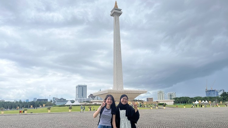 Wanita bernama Cindy (27) pilih libur lebaran ke Monas bareng sahabat.