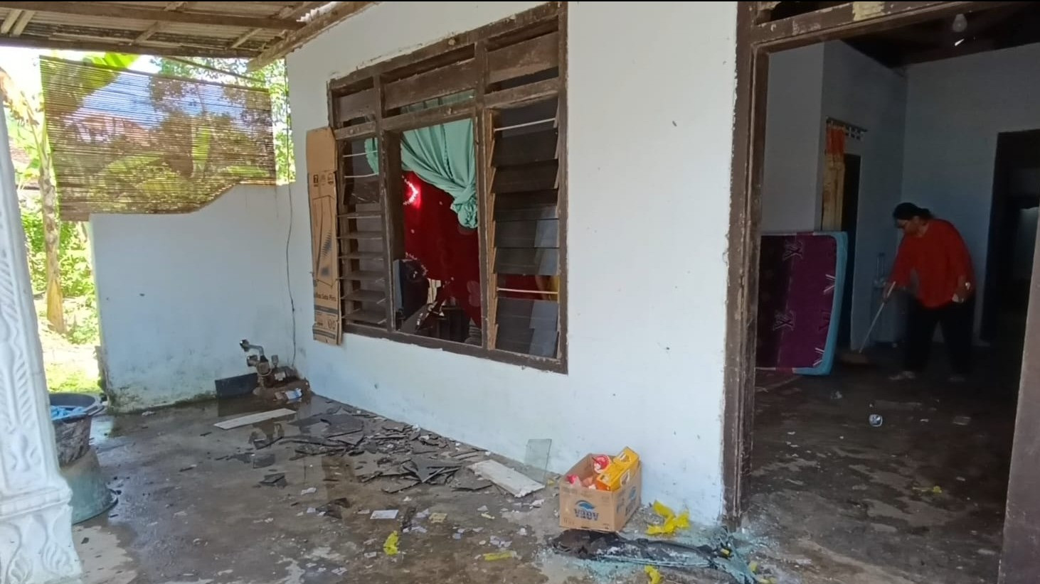 Petasan berukuran besar jatuh menimpa rumah warga dan meledak, akibatnya rumah milik Turmudi warga Desa Gandong, Kecamatan Bandung, Kabupaten Tulungagung, rusak parah.