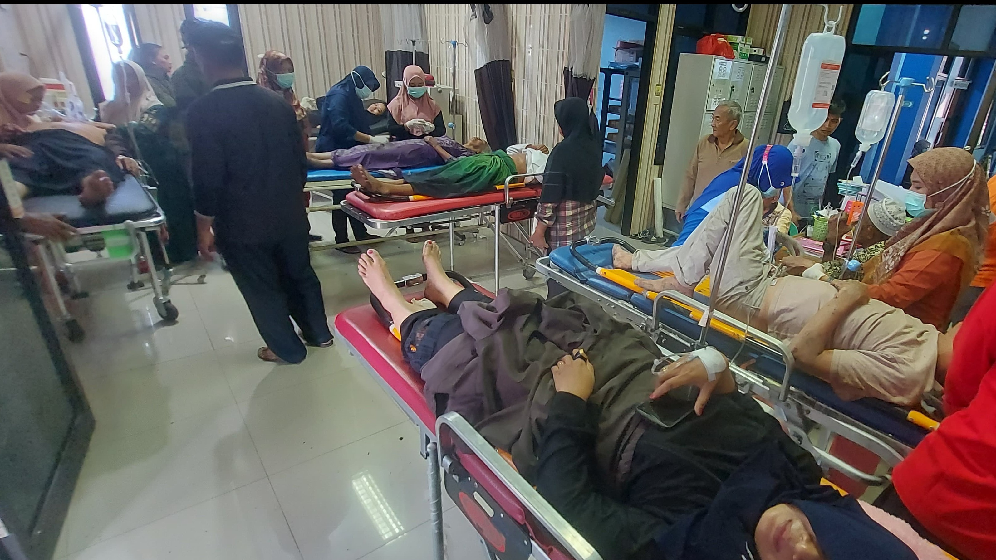 Tiga mobil pemudik terlibat kecelakaan beruntun hingga terjun bebas ke jurang sedalam empat meter pada Rabu siang.