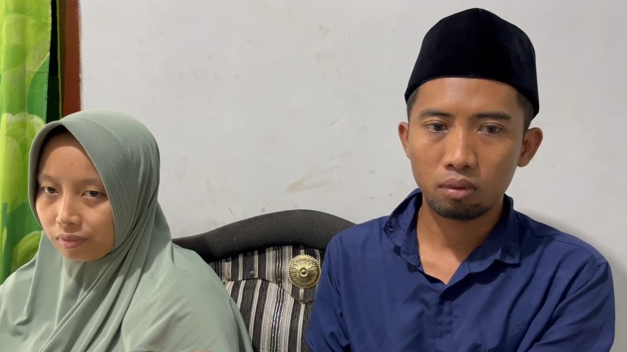 Siti Chusairi (kiri) dan Ahmad Doni (kanan) orang tua Siswi MI yang tewas diperkosa dan dibunuh di kebun dekat rumahnya 13 November 2024 silam