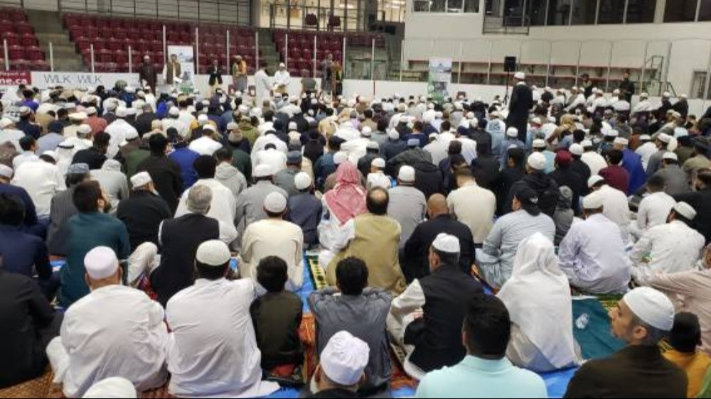 Ilustrasi mendengar naskah khutbah Jumat singkat