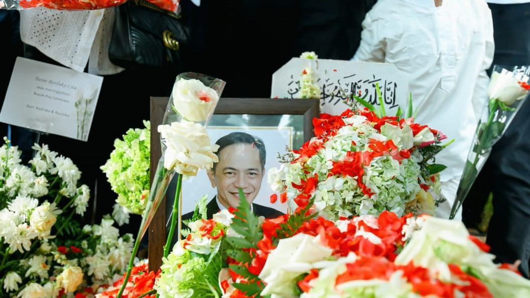 Prosesi pemakaman Ray Sahetapy yang di hadiri keluarga besar yang berlangsung di TPU Tanah Kusir, Jakarta Selatan, Jumat (4/4/2025)