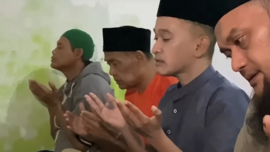 Ruben Onsu salat di mushola yang ia bangun di Sukabumi