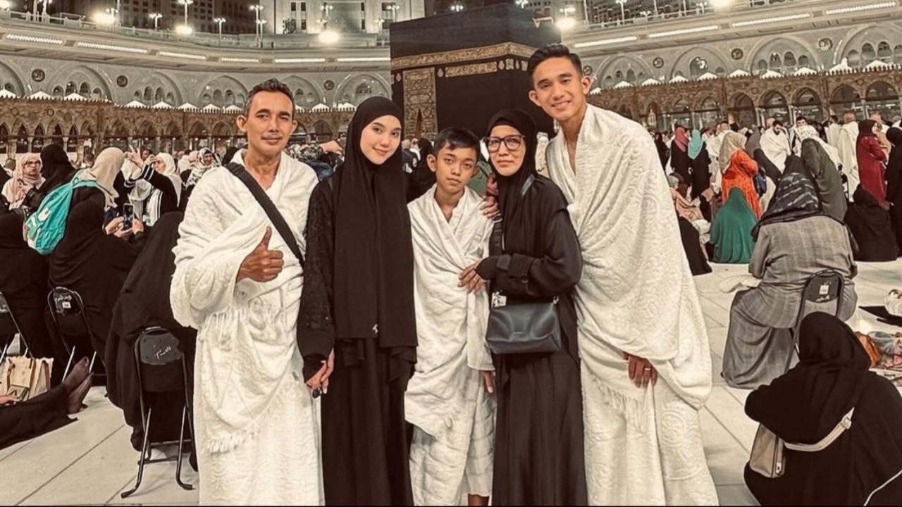 Rizky Ridho ajak keluarga umrah